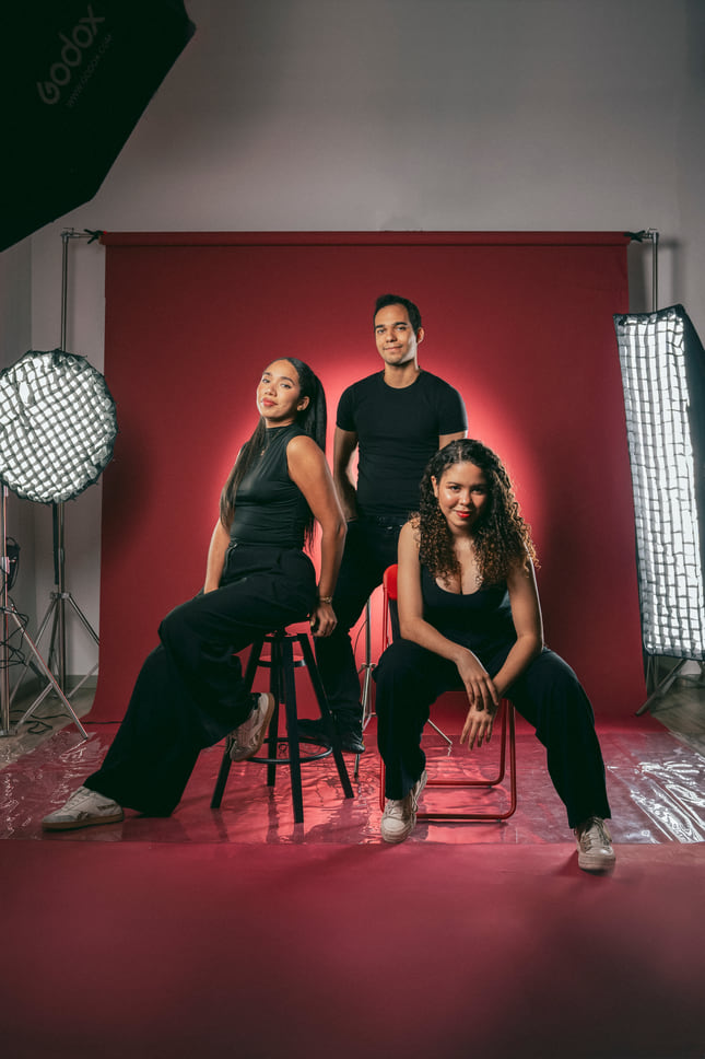 Los tres fundadores del estudio posan en el set.